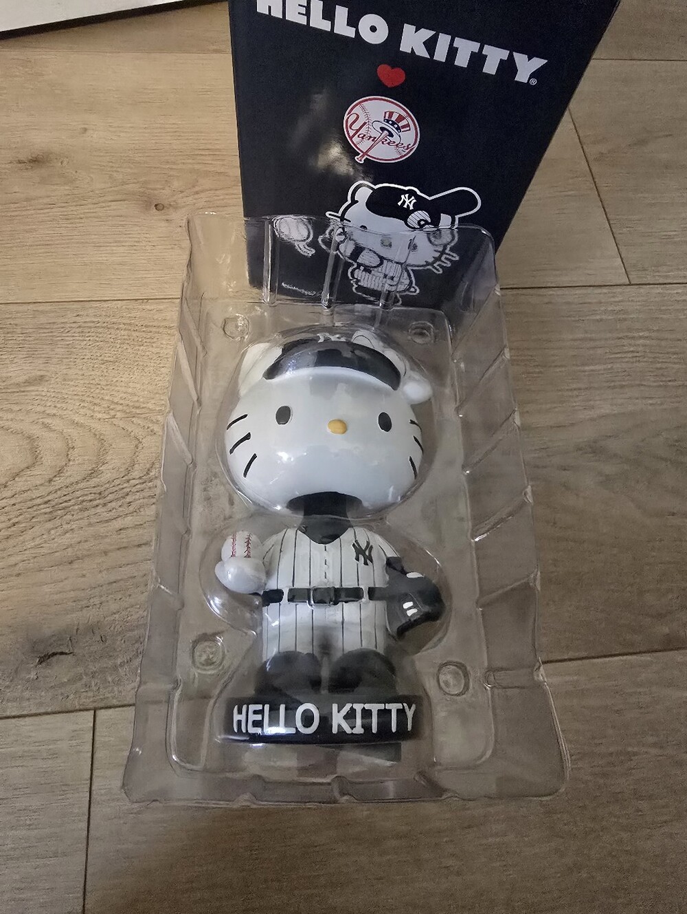 NY Yankees Hello Kitty Bobblehead - Picture 7 of 12